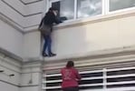 La mujer quiso entrar al hospital por la ventana.