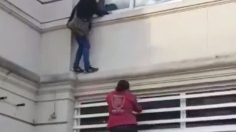 La mujer quiso entrar al hospital por la ventana.