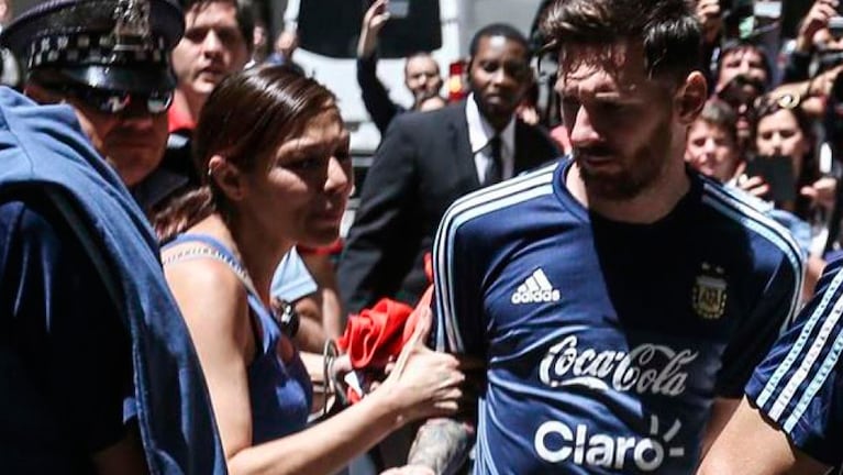 La mujer rasguñó a Messi con su lapicera cuando la sacaba la policía.