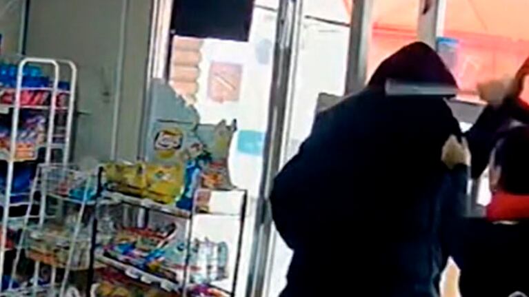 La mujer reaccionó a tiempo y sacó al delincuente.