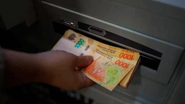 La mujer recibió por error el dinero en su cuenta y lo gastó en pocas horas.