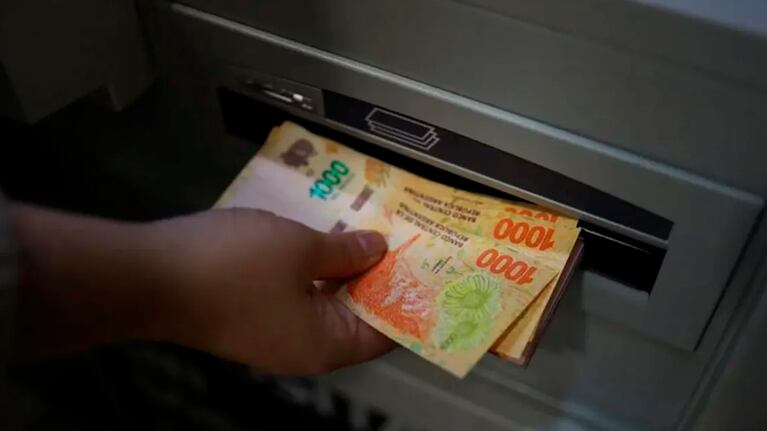 La mujer recibió por error el dinero en su cuenta y lo gastó en pocas horas.