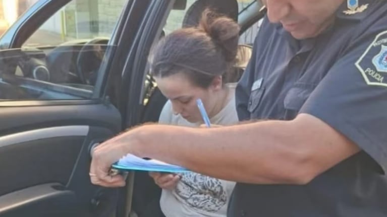 La mujer saltó del auto con su hijo por miedo.