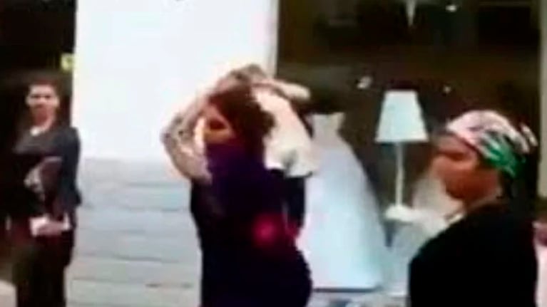 La mujer se abalanzó sobre el hombre con su niño en brazos.