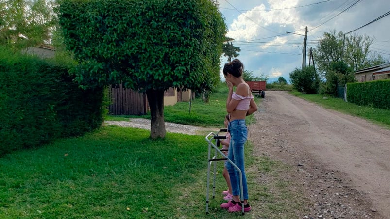 La mujer se emocionó al volver al lugar del accidente. Foto: Néstor Ghino/ElDoce.tv.