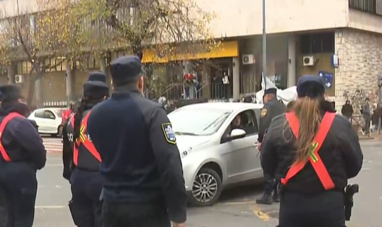La mujer se plantó en plena Colón y General Paz y exigió que se cumpliera la ley de la media calzada.