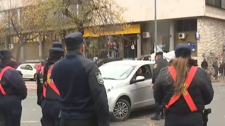 La mujer se plantó en plena Colón y General Paz y exigió que se cumpliera la ley de la media calzada.