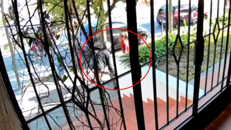 La mujer sufrió el robo cuando caminaba con una niña.