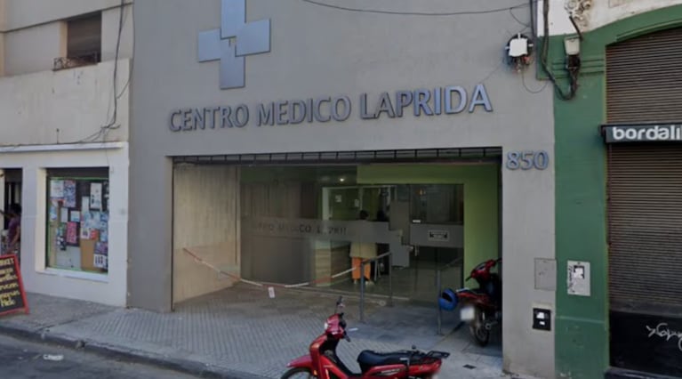 La mujer sufrió una grave fractura.