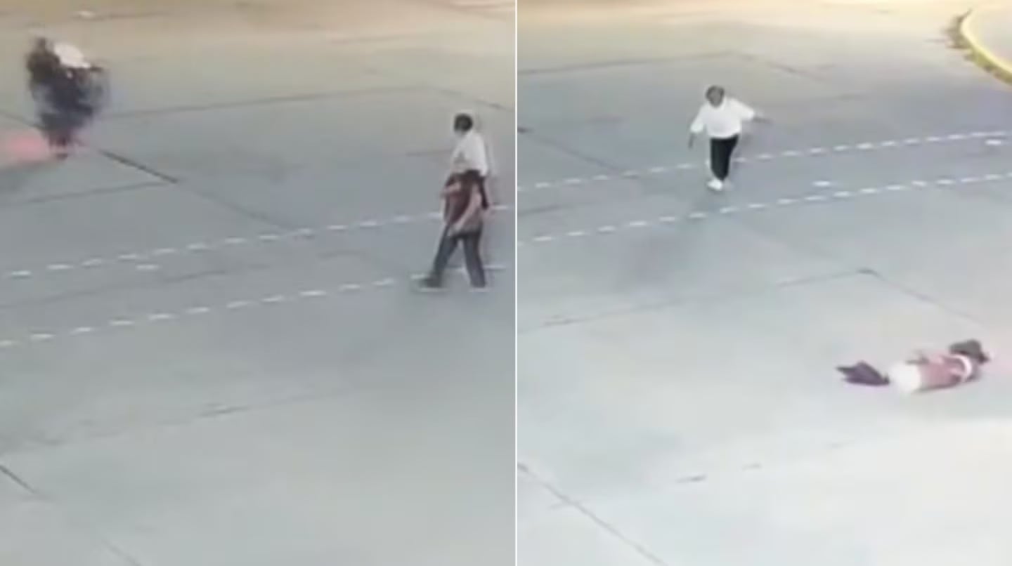 La mujer terminó desplomada en el asfalto y está internada en un hospital.