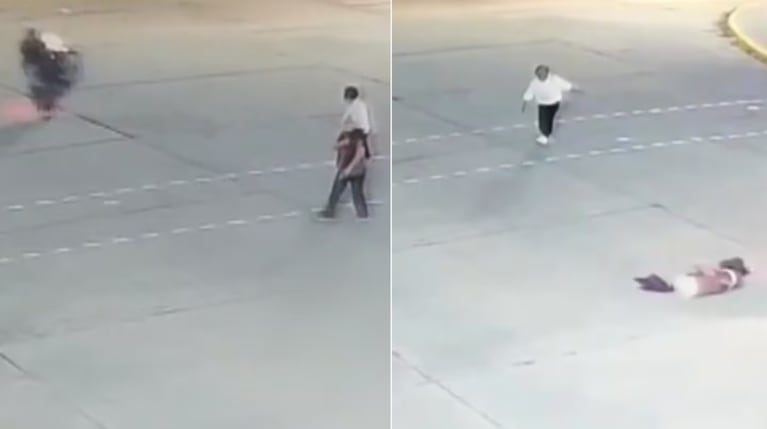La mujer terminó desplomada en el asfalto y está internada en un hospital.