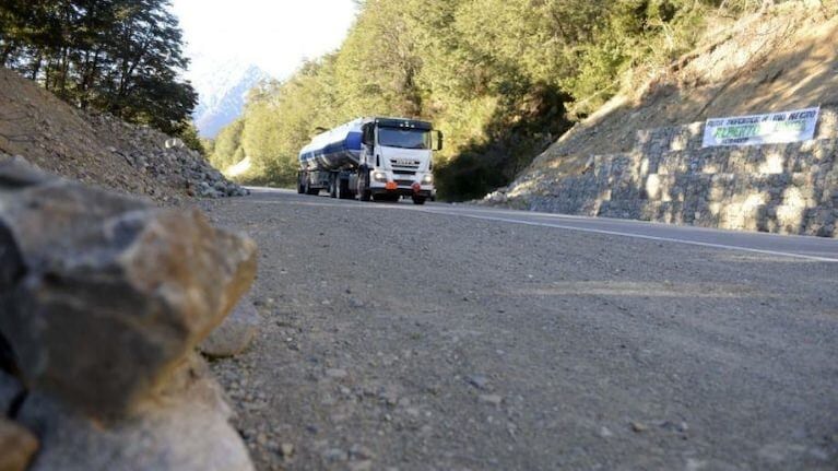 La mujer tiró a su hija a una zona por donde pasan camiones.