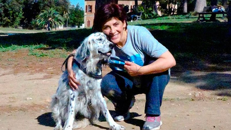 La mujer vive sola y su única compañía es su perro.