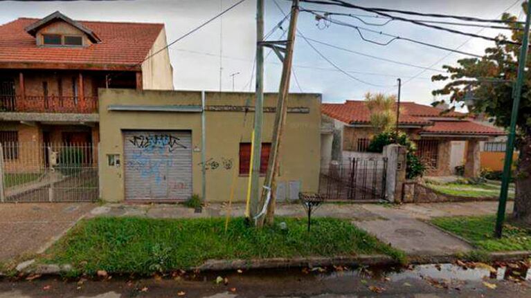 La mujer vivía en la casa con sus dos hijos.