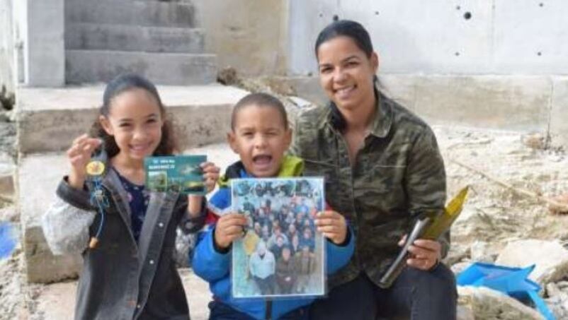 La mujer y sus hijos, felices por el descubrimiento.