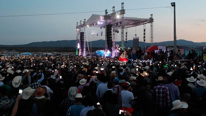 La multitud se quedó hasta el anochecer. Fotos: eluniversal.com.mx