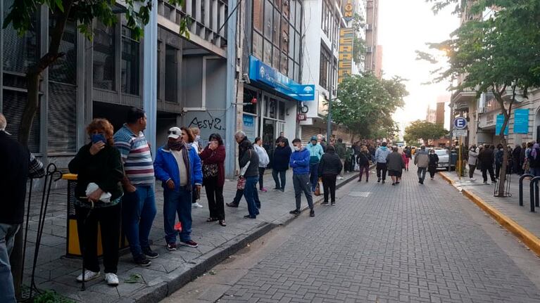 La Municipalidad busca extender el horario de los bancos.