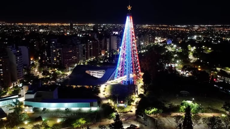 La Municipalidad enciende el tradicional árbol al pie del Parque Sarmiento.