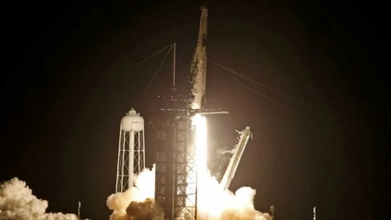 La nave espacial DART despegó desde la Base de Vandenberg, California. 