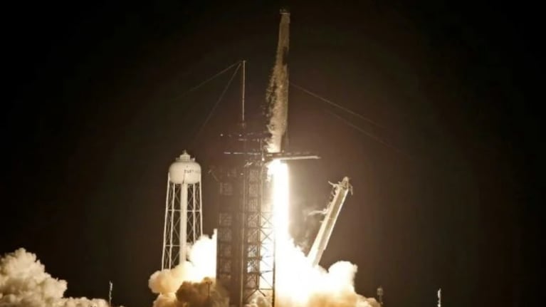 La nave espacial DART despegó desde la Base de Vandenberg, California.