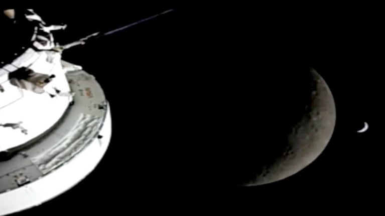 La nave Orion al aproximarse a la Luna y la Tierra en forma de cuatro creciente.