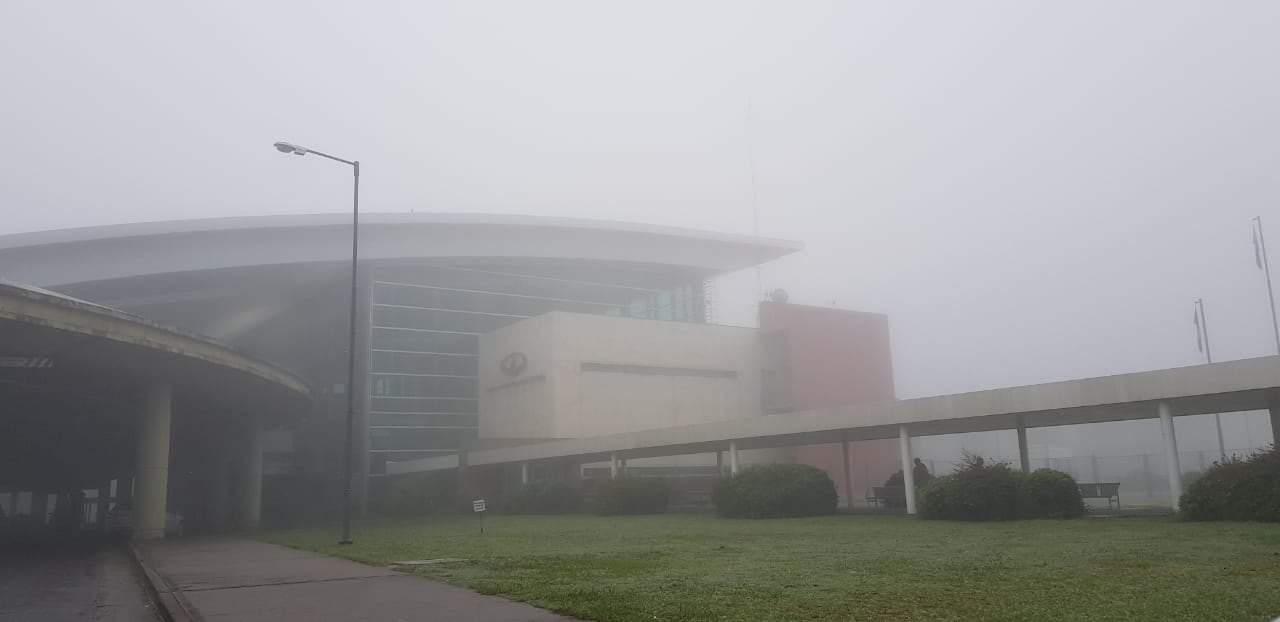 La neblina y los problemas en Aerolíneas Argentinas complican a los pasajeros.