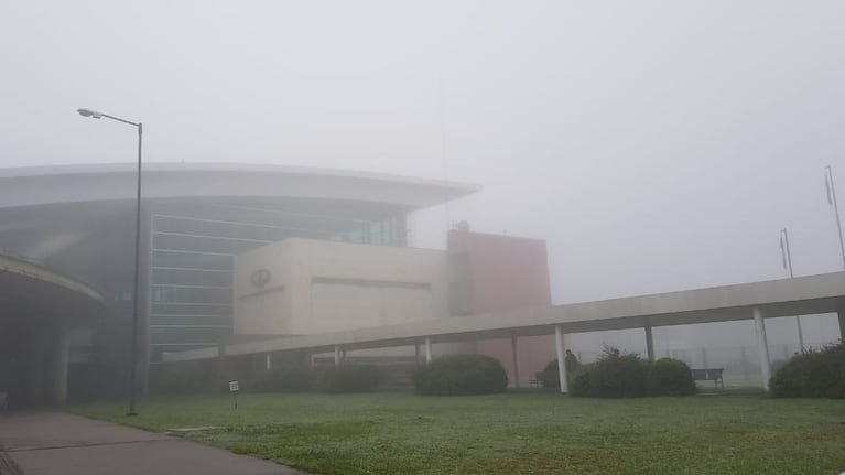 La neblina y los problemas en Aerolíneas Argentinas complican a los pasajeros.