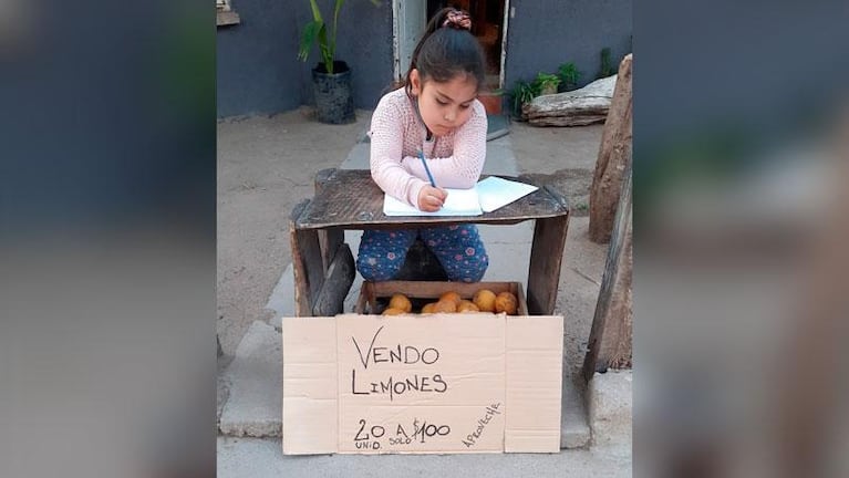 La nena cordobesa de 7 años que vende limones para ayudar a su mamá: la emotiva historia
