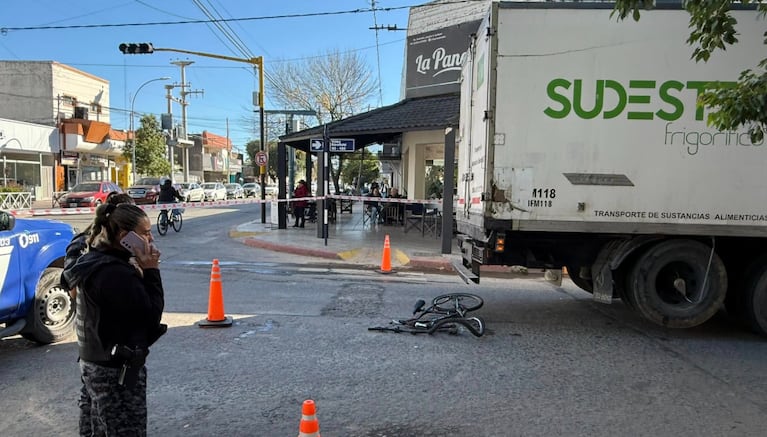 La nena de 13 años murió tras chocar con el camión.