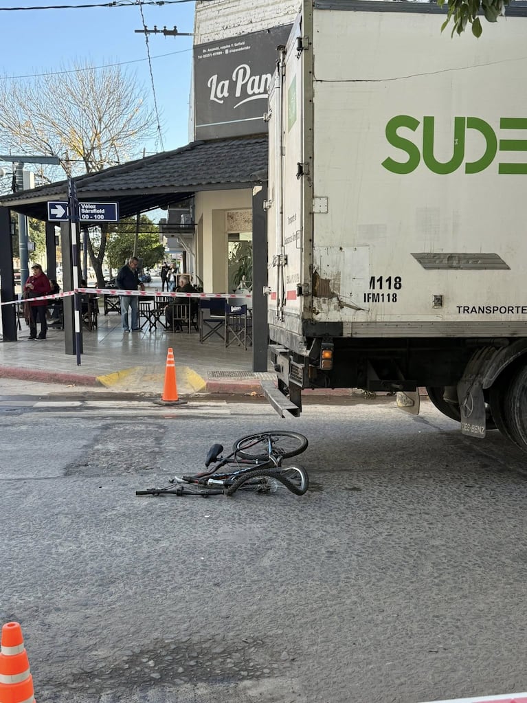La nena de 13 años murió tras chocar con el camión.