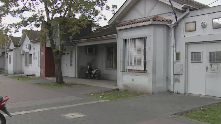La nena fue hallada muerta en el baño de su casa.