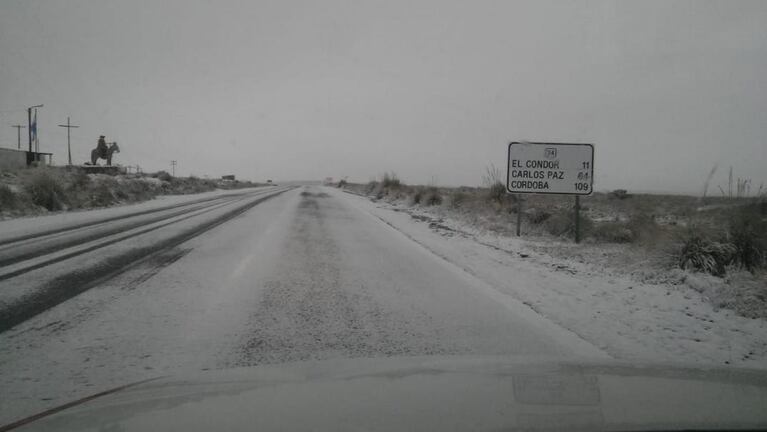 La nevada cubrió el amanecer de blanco. Foto: Policía de Villa Dolores.