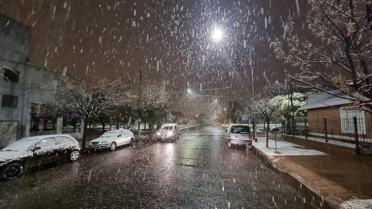 La nevada regaló un amanecer distinto en la provincia. Foto: Lucio Casalla / ElDoce.tv.