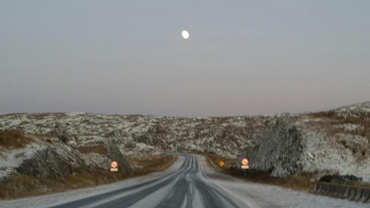 La nieve de hoy en el Camino a las Altas Cumbres. Foto: Sebastián Pfaffen. 