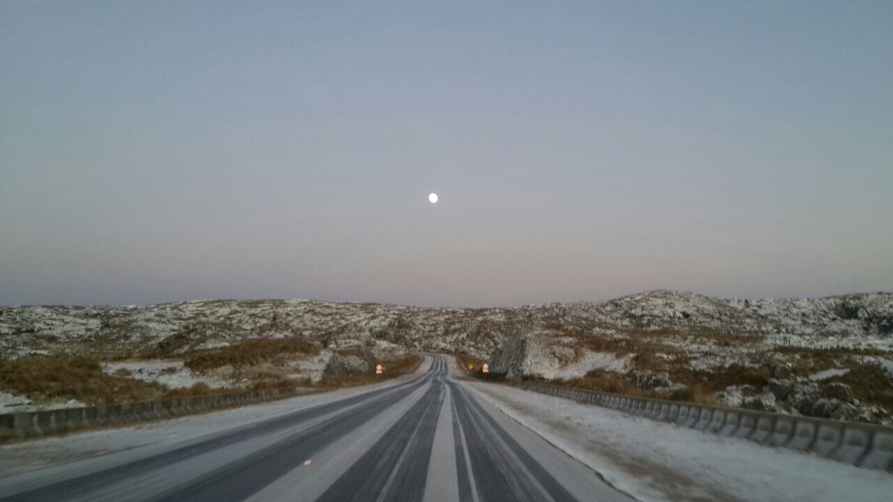 La nieve de hoy en el Camino a las Altas Cumbres. Foto: Sebastián Pfaffen. 