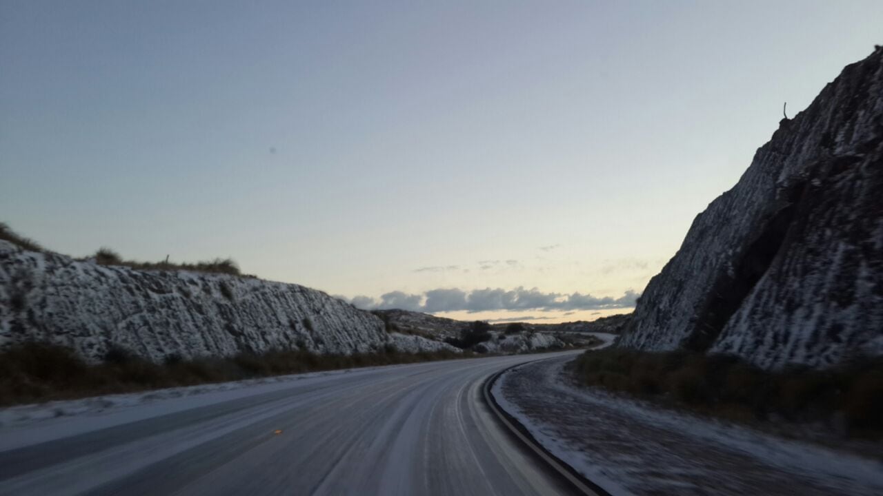 La nieve de hoy en el Camino a las Altas Cumbres. Foto: Sebastián Pfaffen. 