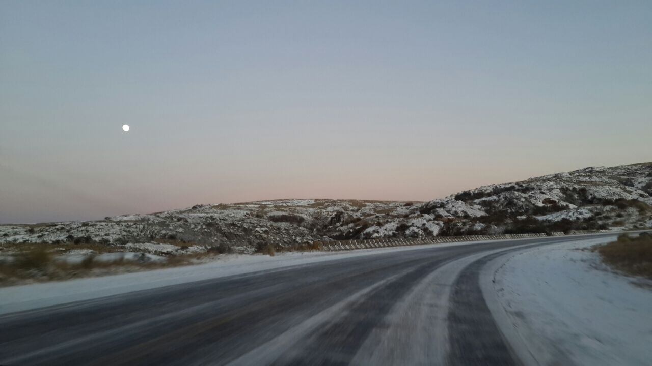 La nieve de hoy en el Camino a las Altas Cumbres. Foto: Sebastián Pfaffen. 