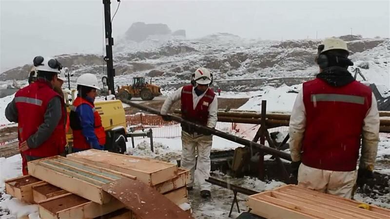 La nieve está complicando el socorro de los operarios.