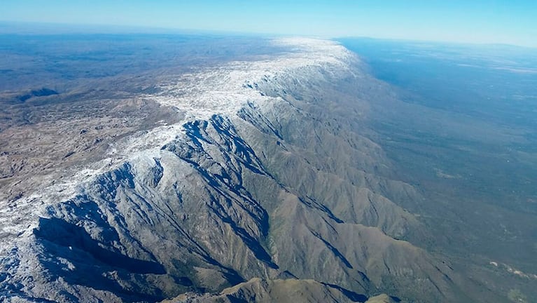 La nieve podría volver a cubrir de blanco las Altas Cumbres. Foto: @simoncostantino.