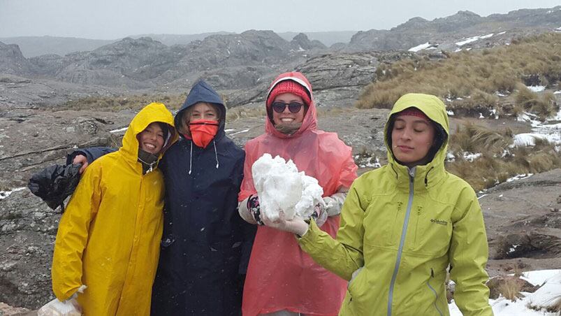 La nieve sorprendió a las alumnas solidarias. Fotos enviadas por las familias Buteler y Moyano.