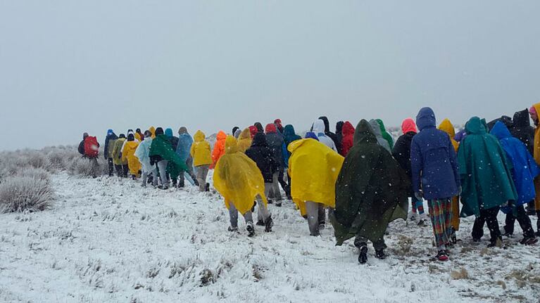 La nieve sorprendió a las alumnas solidarias. Fotos enviadas por las familias Buteler y Moyano.