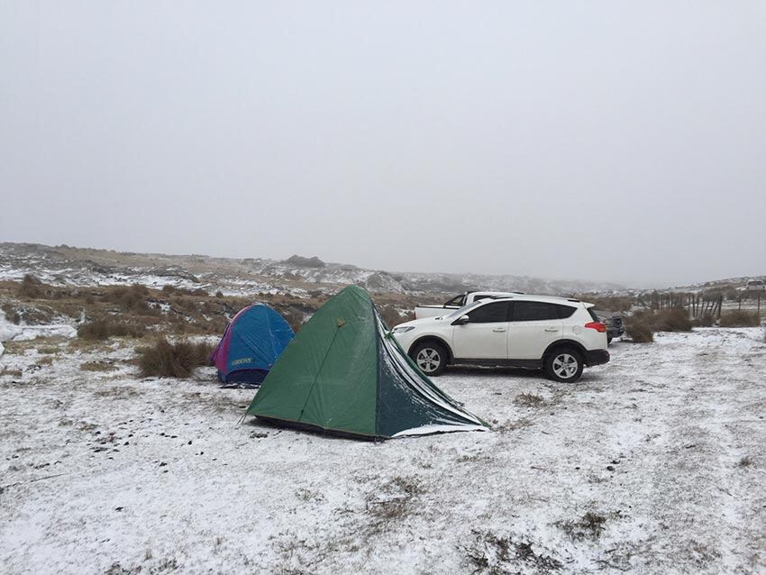 La nieve sorprendió a las alumnas solidarias. Fotos enviadas por las familias Buteler y Moyano.