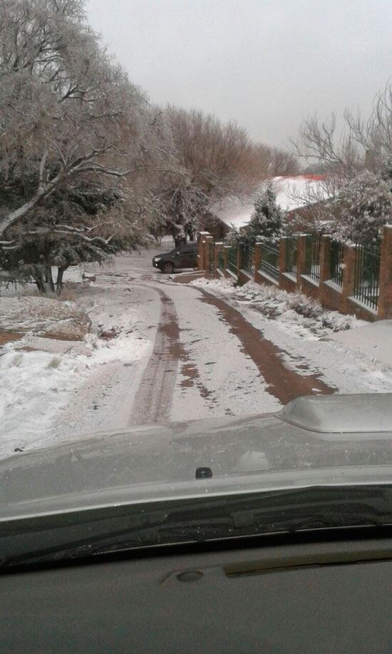 La nieve sorprendió a las alumnas solidarias. Fotos enviadas por las familias Buteler y Moyano.