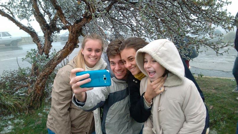 La nieve sorprendió a las alumnas solidarias. Fotos enviadas por las familias Buteler y Moyano.