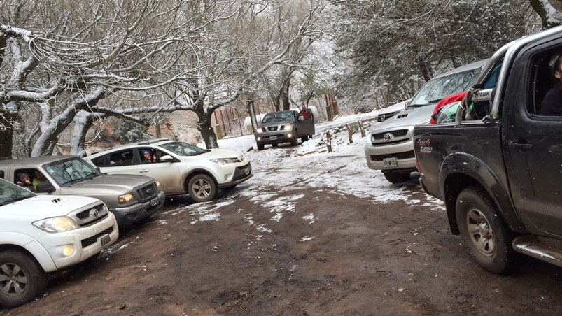La nieve sorprendió a las alumnas solidarias. Fotos enviadas por las familias Buteler y Moyano.