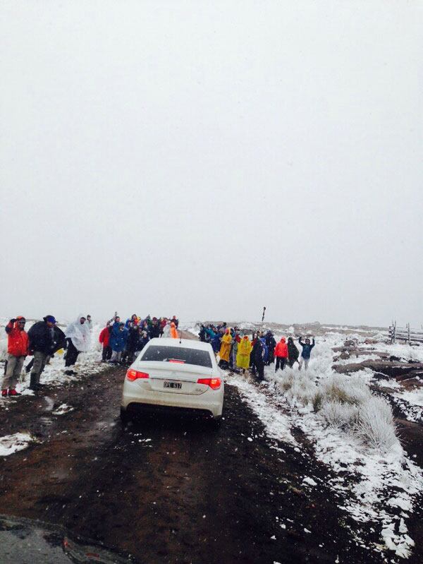 La nieve sorprendió a las alumnas solidarias. Fotos enviadas por las familias Buteler y Moyano.