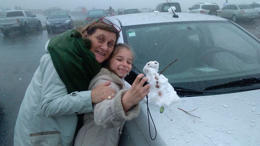 La nieve sorprendió a las alumnas solidarias. Fotos enviadas por las familias Buteler y Moyano.