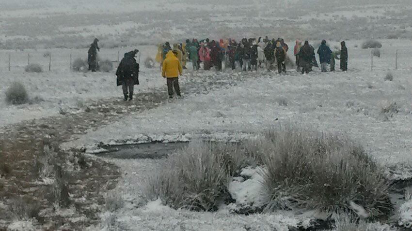 La nieve sorprendió a las alumnas solidarias. Fotos enviadas por las familias Buteler y Moyano.