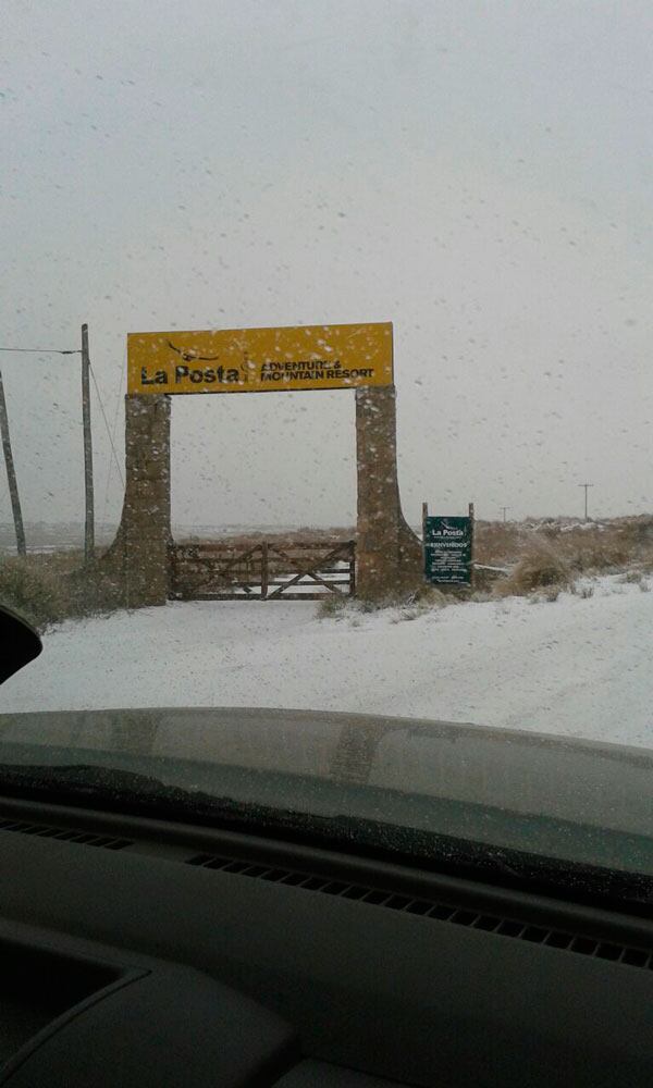 La nieve sorprendió a las alumnas solidarias. Fotos enviadas por las familias Buteler y Moyano.