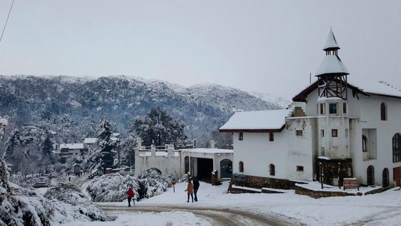 La nieve trajo belleza a La Cumbrecita, pero también algunos problemas. Fotos. Sebastián Pfaffen.